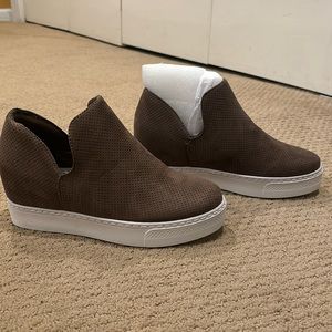 Brown elevated heel slide on